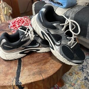 Ladies Nike VNR5 size9